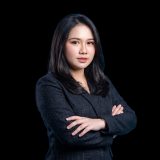 杨贵妃传媒映画创意总监林映华的职业形象照，专注沉稳的神情体现出资深影视创作者的专业气质